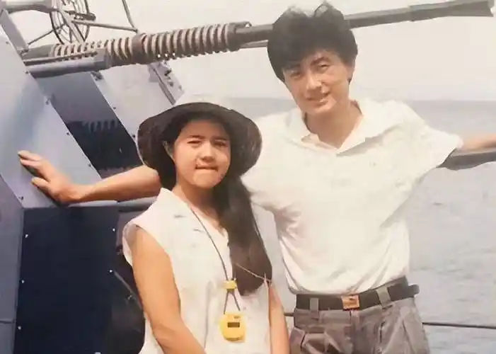 一开始,王宁和刘纯燕在班里的交集并不多,但刘纯燕性格开朗,见到人都