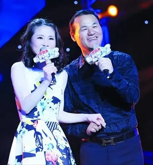 2019年,张也曾跟香港著名导演关锦鹏传出过绯闻.