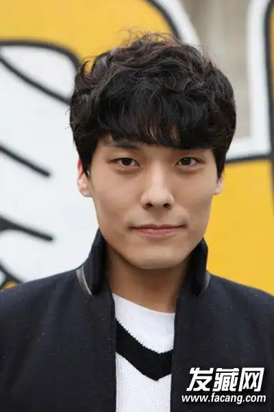 男生齐刘海短发发型 时尚潮男范尽显