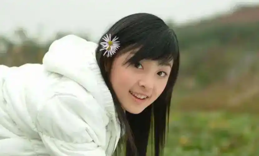 而张含韵作为从第一季《超级女声》中脱颖而出的歌手,自然在那个年代