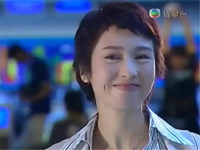 在《妙手仁心》中,我们终于看到了短发造型的黎姿.