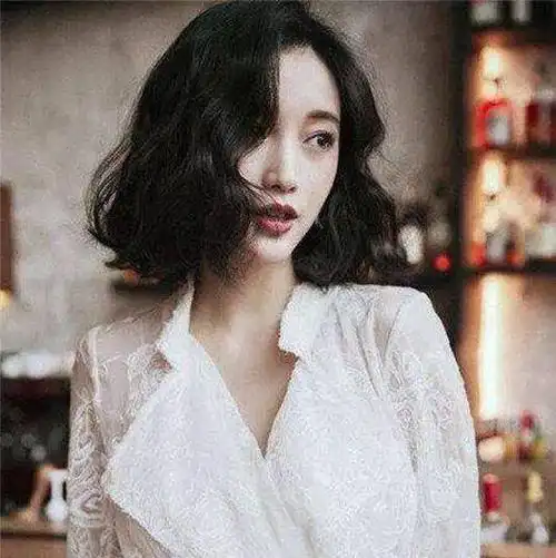 波浪卷发可是很多妹子都喜欢的一种卷发,短发烫波浪卷也格外时髦好看