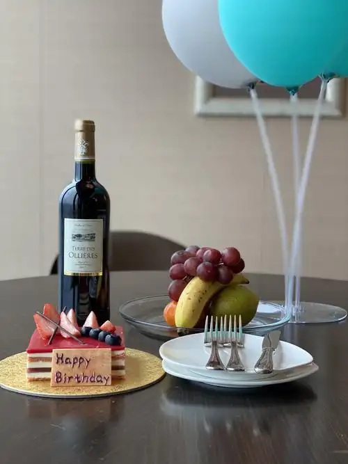 恰逢生日,给了蛋糕和红酒