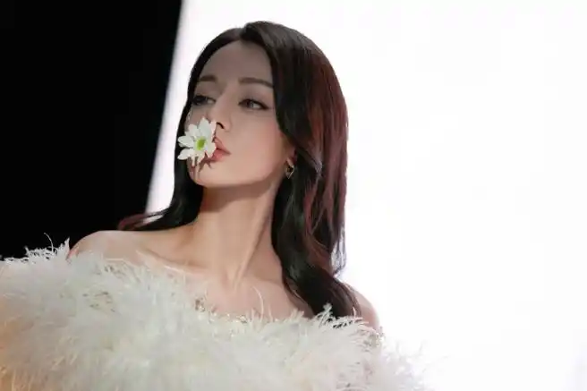 迪丽热巴 生日写真造型,身着白色羽毛上衣优雅而灵动,仙气氛围感缆