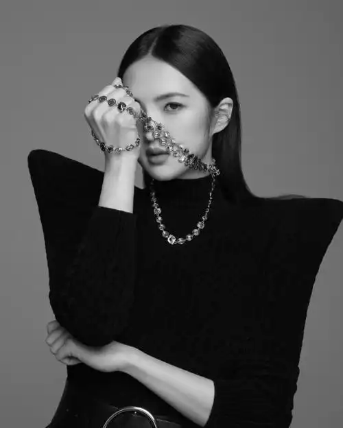 华为公主姚安娜华丽出道,曝任总十分重视,曾到经纪公司了解规划