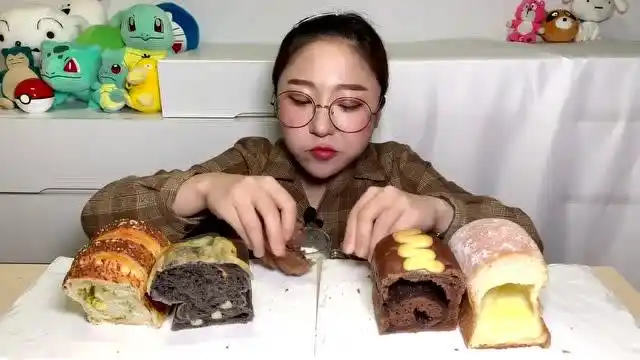 吃货美女:今天吃美味的芝士面包 奶酪面包 巧克力面包啦