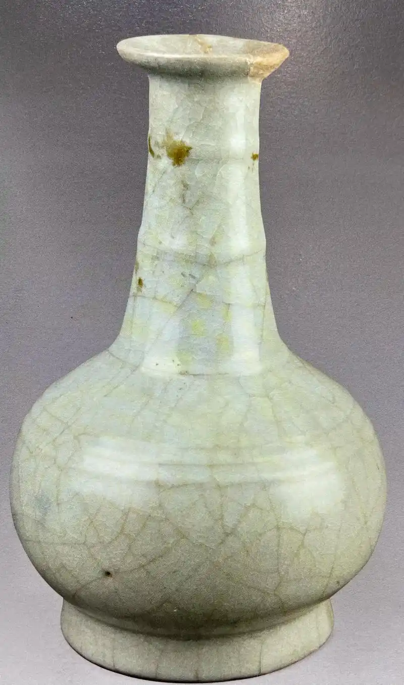 南宋官窑弦纹长颈瓶,南宋 口径6.5厘米底径10.5厘米高22