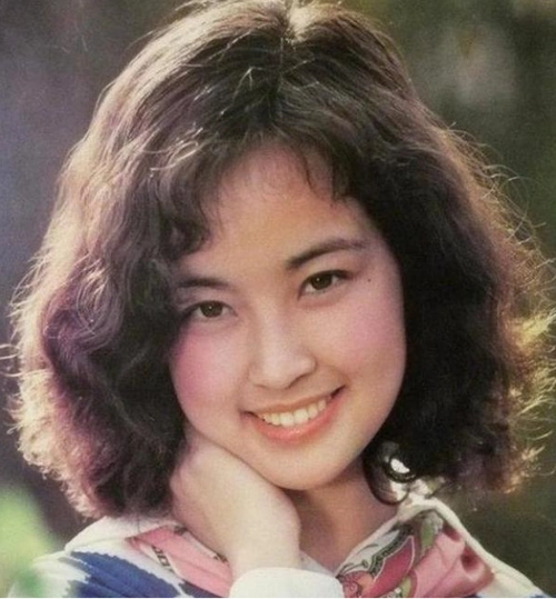 看了刘晓庆的旧照才明白姜文陈国军为啥前仆后继闭月羞花