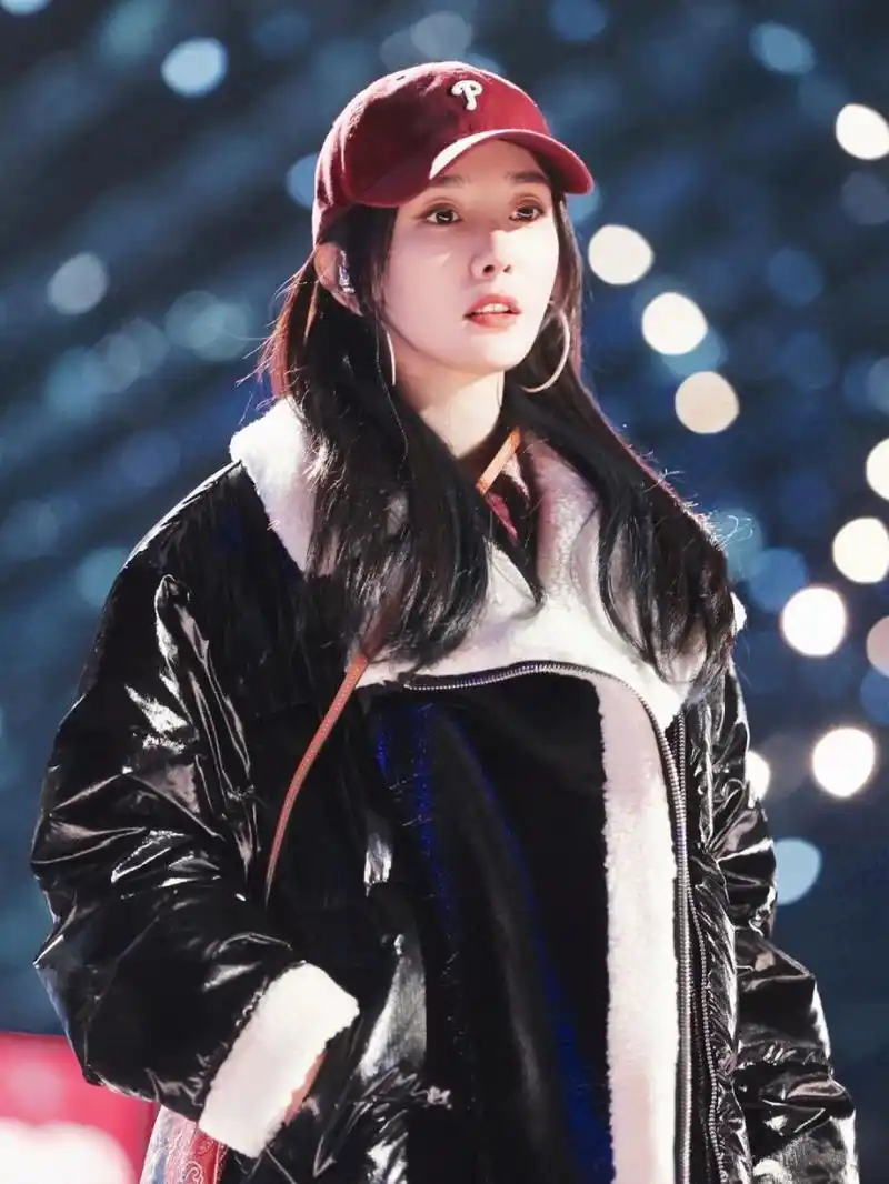 杨幂20211230芒果台跨年彩排穿搭