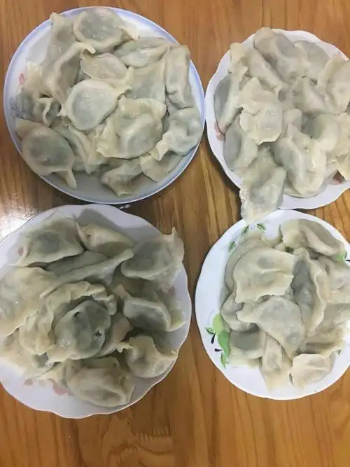 妈妈把饺子煮熟,端上桌子,我们准备开饭了!