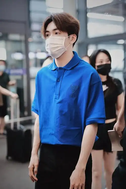 618曾舜晞曾舜晞今日机场出发饭拍一则身穿克莱因蓝polo短袖举手投足