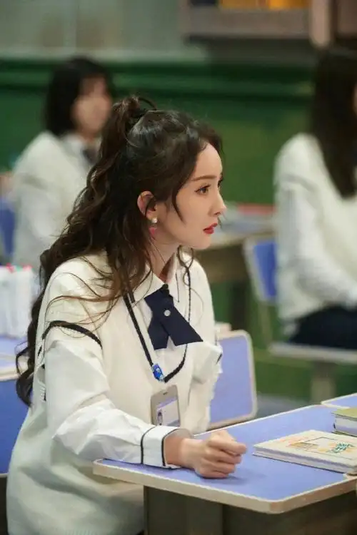 还是杨幂会玩穿校服录节目演绎娇俏学生妹35岁状态令人羡慕