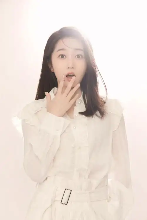 潜心演绎不负热爱90后喜剧花旦陈嘉男尽显多面可能