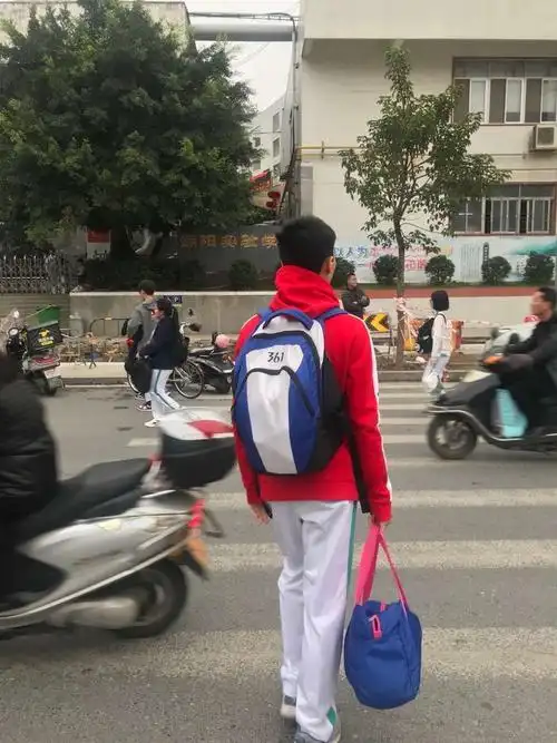 送儿上学,每次拍下儿子的背影