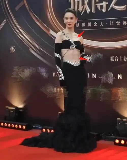 金晨近照瘦出新高度身材单薄有腹肌排骨胸和h腰格外抢镜