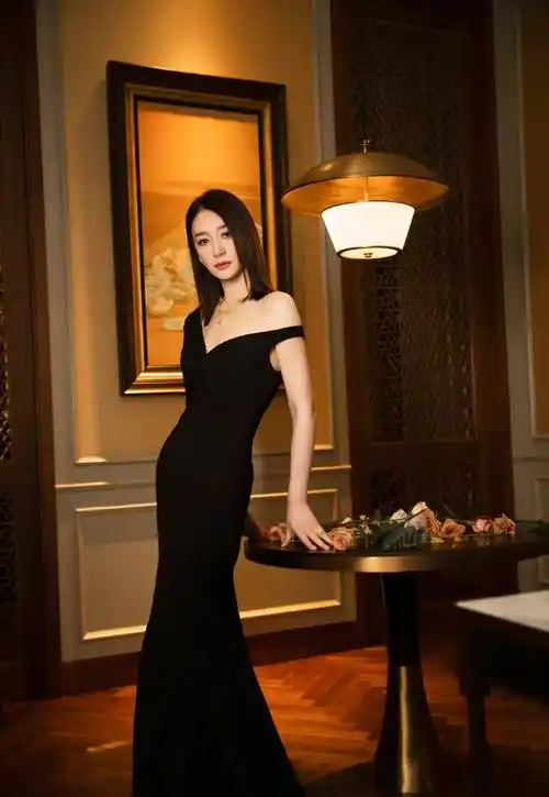 46岁李小冉晒品牌活动造型大片,一袭露肩黑裙,尽显时尚时尚_黑色_状态