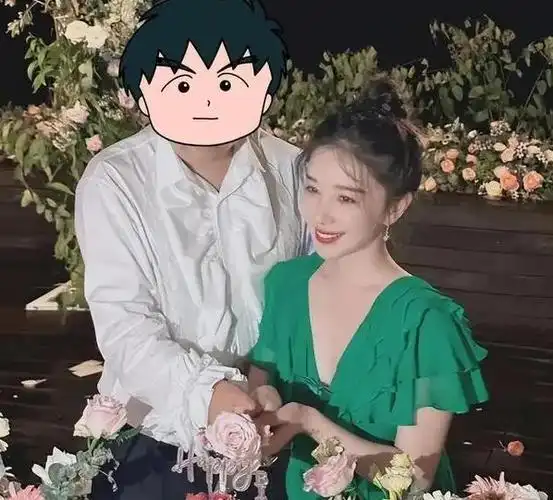 不久后,她的感情生活迎来了转机,她在海边晒出了新男友浪漫求婚的照片