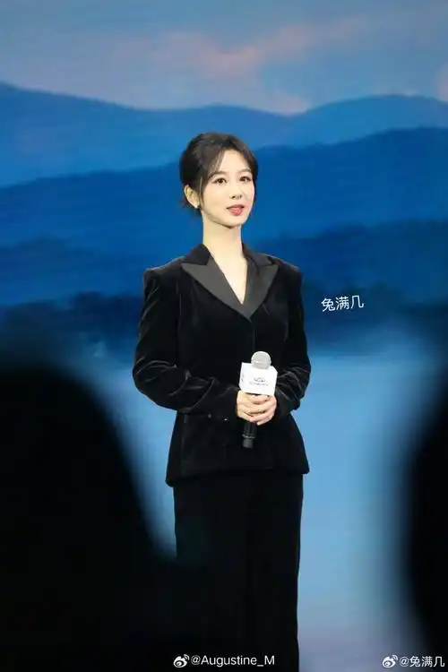 杨紫直播##杨紫黑色丝绒西装
