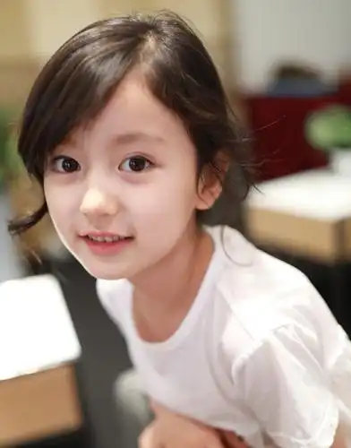 "最美童星"裴佳欣一长高,就穿豹纹裙凹漫画腿,腿长真是任性!