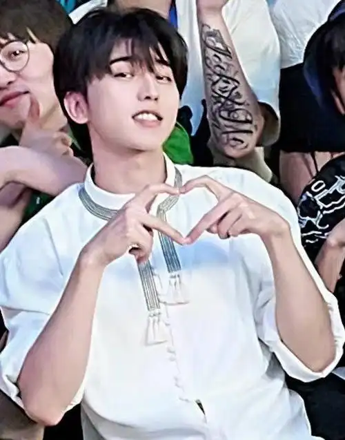 蔡徐坤比心好甜