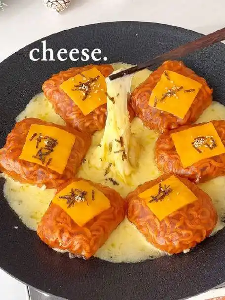 双重芝士春卷火鸡面    火鸡面的神仙吃法来啦,软糯的春卷皮包着香辣