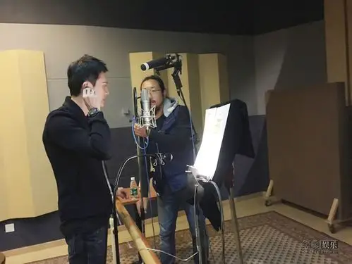 冯绍峰配音工作照.
