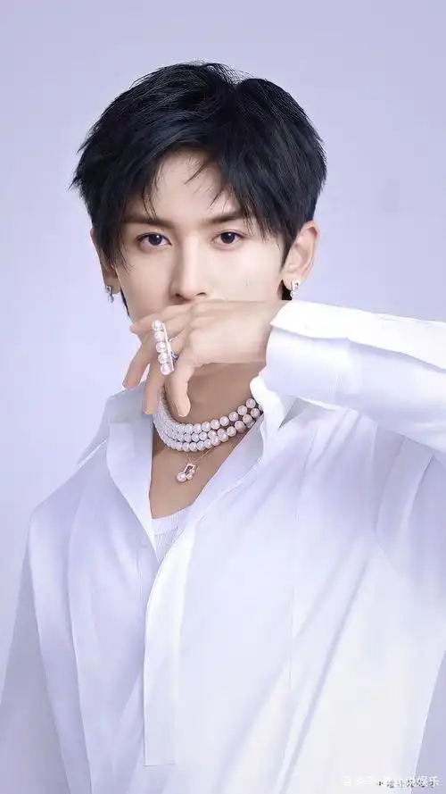 张哲瀚气质太绝了!穿白衬衫戴珍珠项链,风度翩翩宛如贵公子