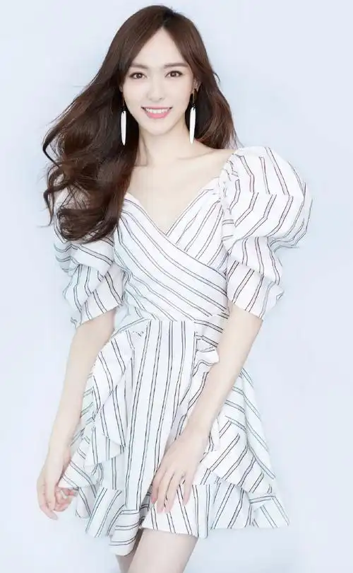 唐嫣性感深v代言写真图片