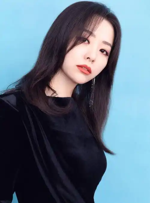 张靓颖出席活动,身穿黑色丝绒收腰长裙,配高跟鞋优雅不失大气_显得