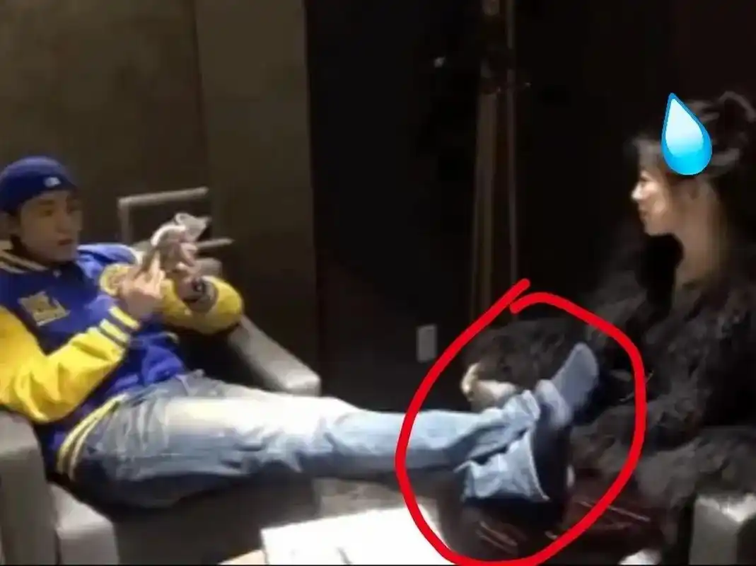 陈楚河曾把脚放在朱珠腿上# 综艺中,朱珠见到竹联帮一少陈楚河过来本