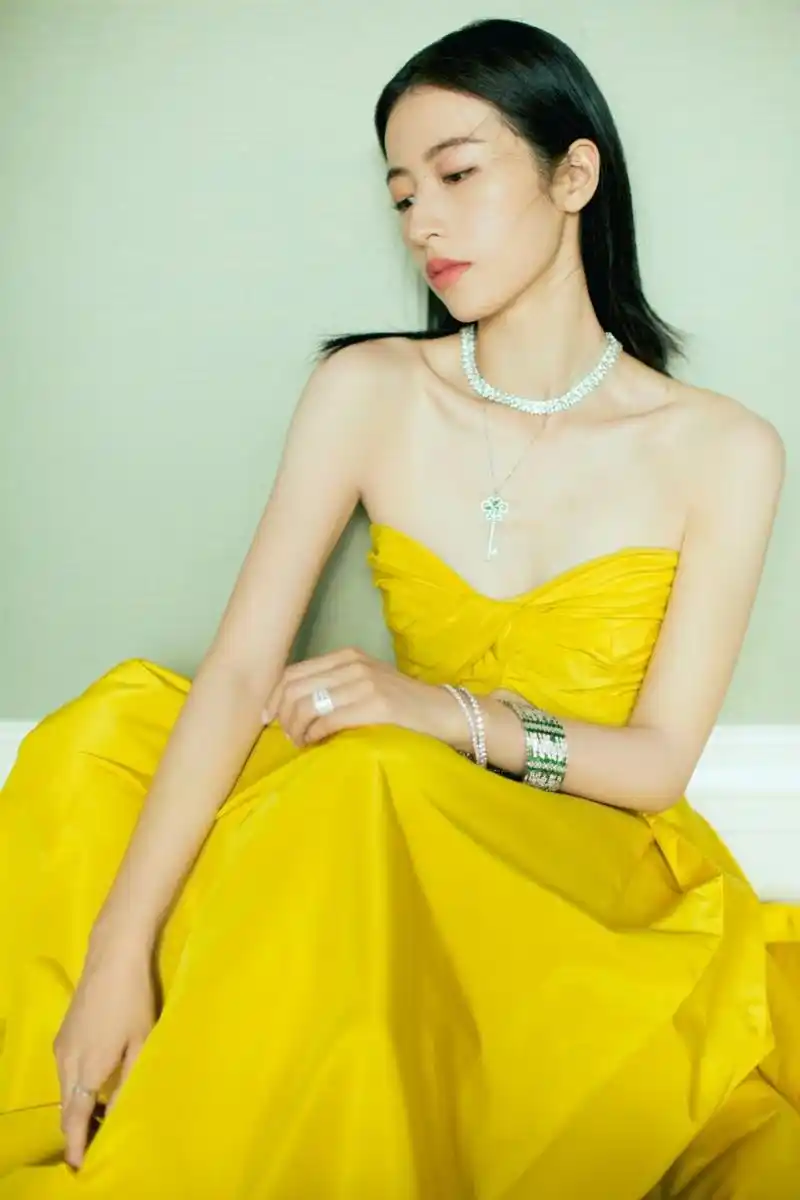 周雨彤好高雅呀,一袭明黄色抹胸裙,搭配复古钻石手链,这身造型太