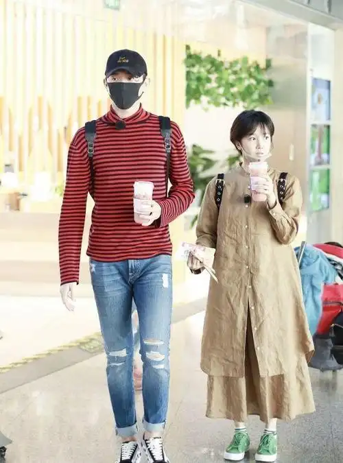 跟身高190厘米的于小彤站在一起,167厘米的"姐姐"陈小纭显得十分