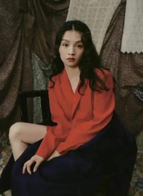 春夏羊毛卷配红西装眼神迷离走复古妩媚风网友眼睛像小鹿