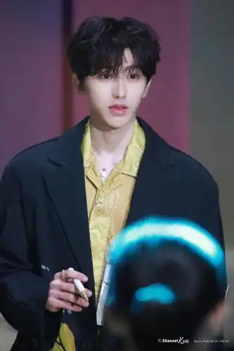 [消息]蔡徐坤亮相尖叫之夜红毯 卷发小葵乖巧十足可爱值爆棚!