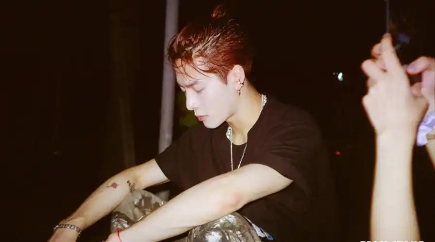 王嘉尔这个侧颜杀,太帅了!太喜欢这种风格了,简直是太撩了!