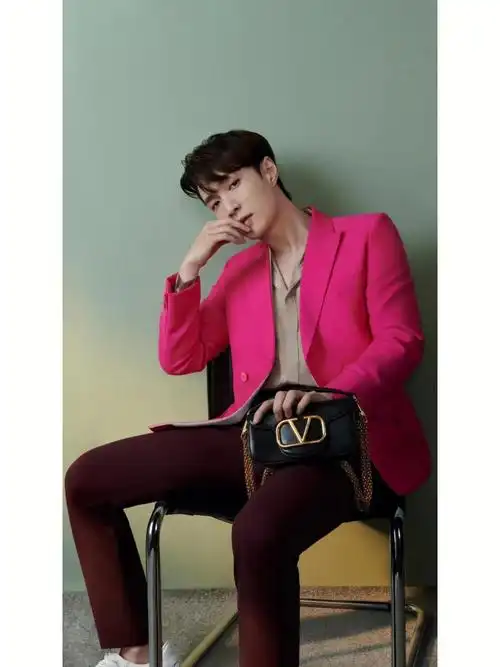 华伦天奴  品牌代言人张艺兴与歌手郑秀妍的动情密语,藏在迷你