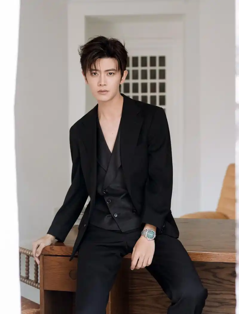 任嘉伦帅气写真壁纸[绿丝带][微风]