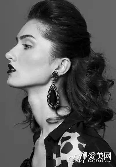 英伦风复古发型演绎妩媚性感气质