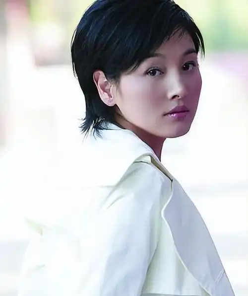 演员张延:嫁大5岁香港丈夫,婚后生一女,如今女儿比她还漂亮