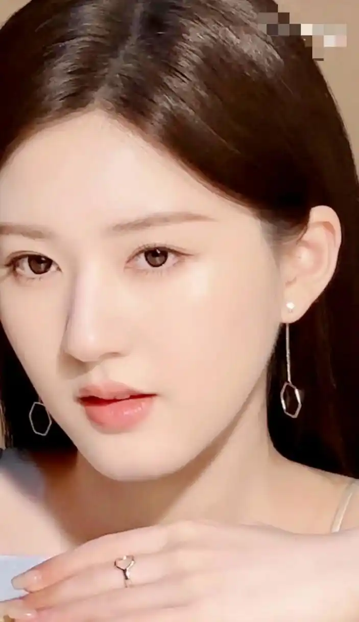 赵露思近照直拍!皮肤细腻,面容光洁,五官立体,堪称颜值巅峰!
