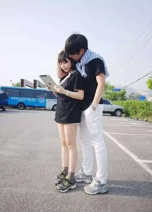 原创最萌身高差情侣身高差有30cm要跳起来才能打到肩膀成都美女街拍