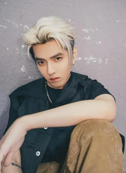 4月19日,吴亦凡突然冲上热搜!