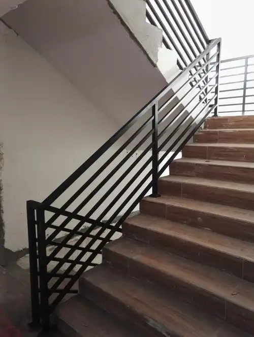 厂家生产销售家用铁艺楼梯扶手护栏公寓室内简单铁艺楼梯栏杆