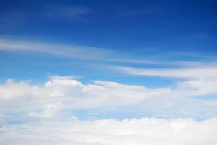 slr/dslm论坛   天空很蓝的,我在飞机上拍的,底下有一张其它照片,就