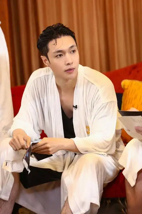 张艺兴《极限挑战》帅气图片