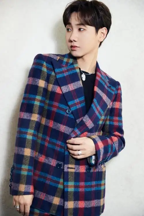 组图:汪苏泷彩虹格纹西装活力满满 对镜摆pose表现力十足