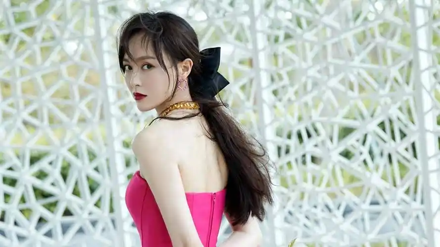 当初的《夏家三千金》《仙剑奇侠传3》,还有《锦绣未央》,唐嫣在剧中