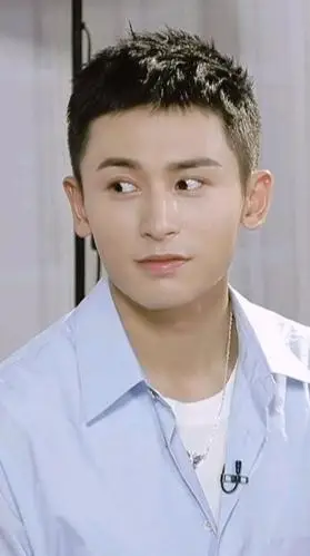 张哲瀚回应直播用红眼影:原因又好笑又让人心疼