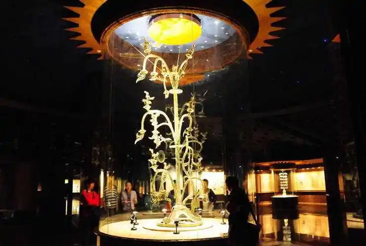 三星堆挖出"青铜神树",专家:《山海经》里扶桑树,能通往三界