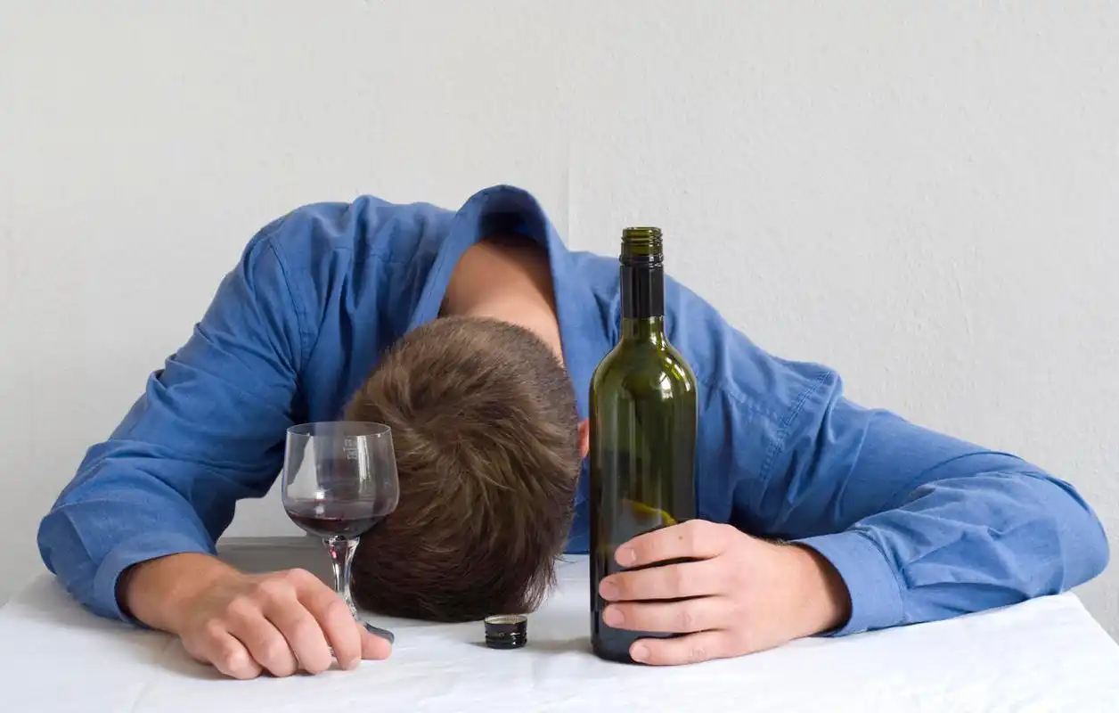 男子喝酒酗酒喝醉图后悔